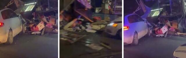 KARAMBOL U KRNJAČI! Automobil se zakucao u trafiku - STRAVIČAN SNIMAK SA LICA MESTA! (VIDEO)