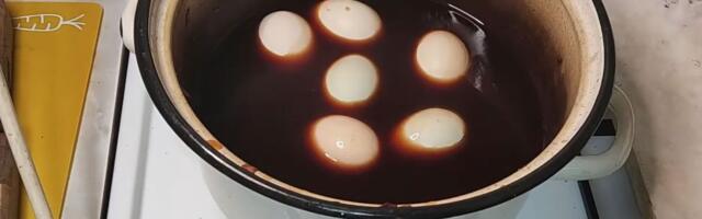 Za sve one koji ne vole veštačke boje: Ovako su naše bake farbale jaja da ne pucaju i budu tamnocrvena