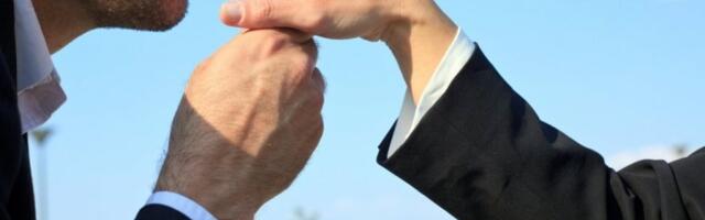 POLJUBAC U RUKU BEZ PRISTANKA JE SE*SUALNI NAPAD! Vrhovni sud doneo odluku koja će podići MNOGO prašine