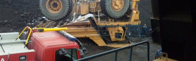 Majstore, kako si OVAKO prevrnuo kamion? (FOTO)