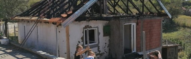 "Tata, opet smo na nuli": Izgorela kuća četvoročlanoj porodici