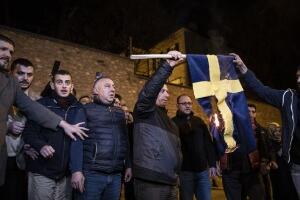 Ватрени односи Шведске и Турске - у Стокхолму запаљен Куран, шведска застава у Истанбулу