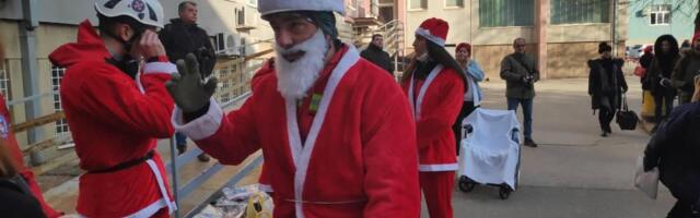 Humanitarni Deda Mrazovi dele 400 paketića u sedam bolnica na jugu Srbije