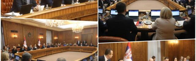 VUČEVIĆ ISPRAĆEN VIŠEMINUTNIM APLAUZOM: Predsedavao poslednjom sednicom svog kabineta, a ovo poručio mandataru Macutu (FOTO)