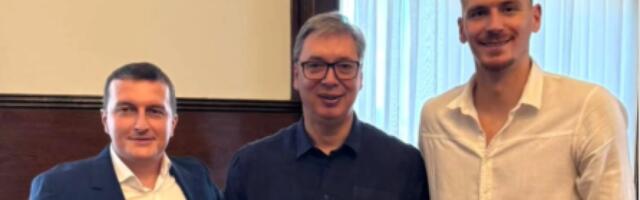 Predsednik Vučić ugostio Simanića: Koliko sam nizak najbolje se vidi kad stanem uz legendarnog Borišu (FOTO)