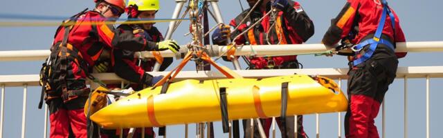 Spasioci GSS kao Deda Mrazevi: Paketići stižu mališanima na lečenju širom Srbije