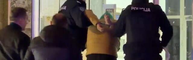 (VIDEO) Blokader sa debelom krivičnom prošlošću: Osumnjičeni za pljačku zlatare u Pazaru dovođen u vezu sa krađama i ubistvom