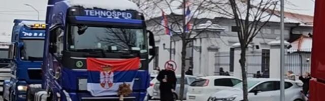 Pola gasa, sirena do daske: Tradicionalni defile za Božić i u ovom gradu (VIDEO)