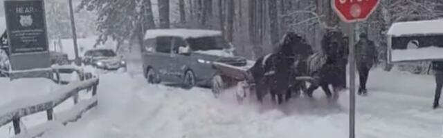 Hit snimak sa zavejanog Zlatibora! Ovo još nismo videli: Kombi se zaglavio u snegu, ONI mu pritekli u pomoć