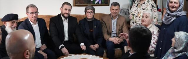 Ramazanska posjeta Srebrenici: Zukorlić sa Majkama Srebrenice i zvaničnicima na iftaru