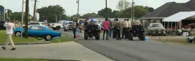 HOROR U SAD Autom uleteo među ljude, veliki broj povređenih (VIDEO)