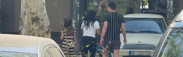 Policija napustila stan, ćerka Sofija vređa majku, Marija Bulat viri kroz prozor: Haos ispred zgrade