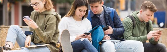 Gledanje u telefon izaziva digitalnu glavobolju, upozorili naučnici