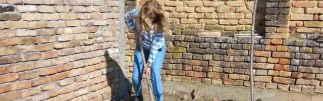 Voditeljki umro muž u 37. godini, pa otišla na selo da živi: Sada sadi paradajz, evo šta komšije kažu o njoj