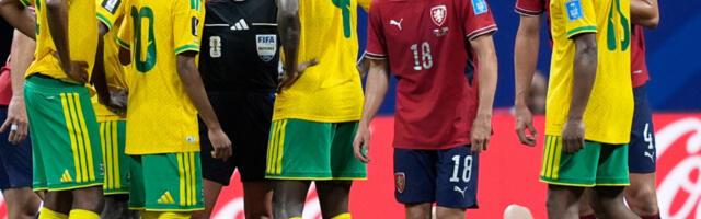 NI ČEŠKA, NI JUŽNA AFRIKA NEĆE KUĆI! Najmalerozniji fudbaler na svetu bio ubeđen da poslao svoje u drugu fazu, a onda... (VIDEO)