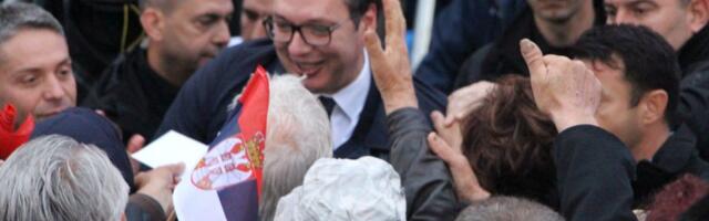 VIDEO: Vučić predstavio "glasački listić" sa 15 tema koji će se deliti na mitingu naprednjaka 27. juna