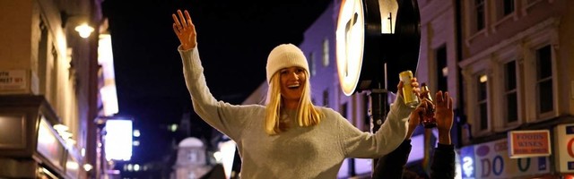Konačno sloboda: Britanci otvorili lokale nakon četiri meseca i na ulicama je nastao opšti haos