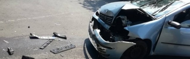 ŽESTOK SUDAR TAKSIJA I "PUNTA"! Tri osobe povređene u nesreći na Zvezdari