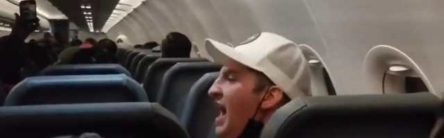 Znate koliko para imaju moji roditelji - divljao u avionu, vređao stjuardese a snimak kako su ga na kraju smirili postao je viralan