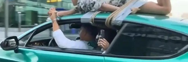 Vezao ženu za krov automobila u urbanoj reinterpretaciji scene iz Titanika