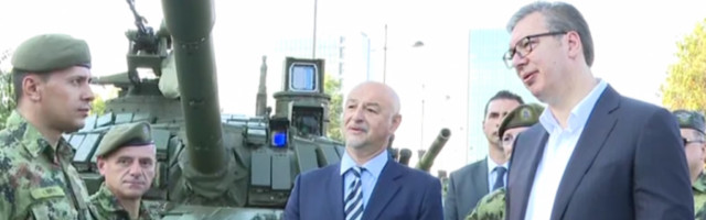 VUČIĆ NA PRIKAZU VOJNOG NAORUŽANJA NA UŠĆU: Siguran sam da je Janković rekao istinu, znam i koji ambasadori (VIDEO)