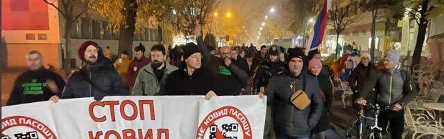 Antivakseri protestuju ispred pekare u Šapcu kao da je Bil Gejts došao lično da unutra mesi kiflice
