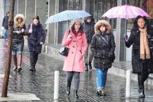 Смена сунца и облака, увече слаб снег