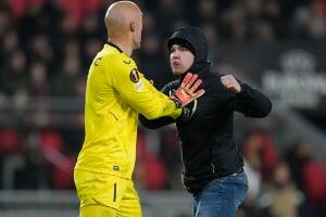 Дмитровић нападнут у Ајндховену, српски голман савладао хулигана