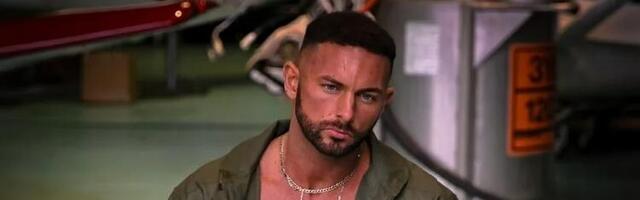 Zarađuje dodatno kao striper i voli kada žene vrište čim vide njegov alat