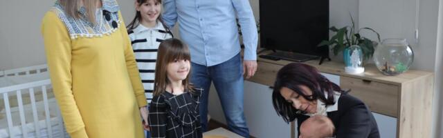 Gradonačelnica u poseti prvoj bebi rođenoj u 2025. godini (VIDEO)