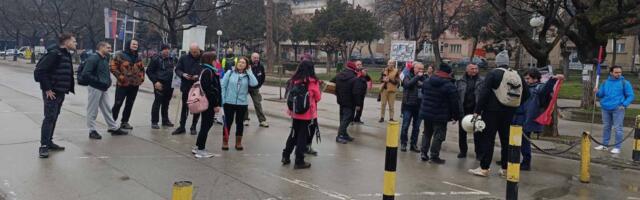 Građani Prokuplja pešice i automobilima kreću ka Nišu