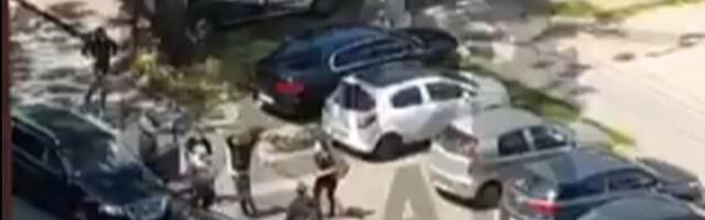 Na sred ulice se tukli motkama i razbijali automobile (VIDEO)