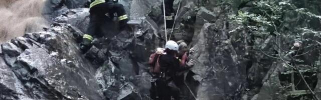 Četiri osobe iz nabujale Vučjanke spasili vatrogasci iz Leskovca (video)