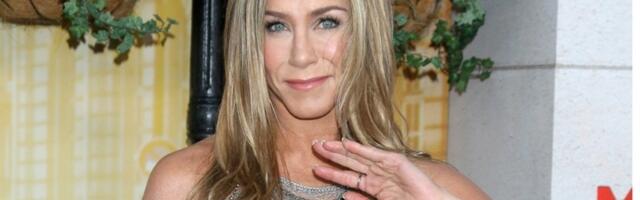 Dženifer Aniston ima NOVOG DEČKA! Par uhvaćen na jahti kako razmenjuje nežnosti - baš je zgodan i markantan (FOTO)