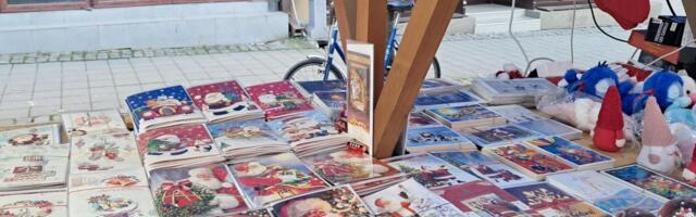 ŠARENO I UKRASNO NA NOVOGODIŠNJIM TEZGAMA U VRANJU Ima svega, a prodavci kažu da su cene kao i prošlogodišnje: Evo šta se najviše prodaje (FOTO)