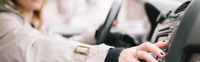 Zašto smanjujemo muziku dok parkiramo: To nije znak da ste loš vozač, naučnici objasnili razlog