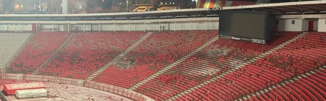 Ovako izgleda južna tribina na Marakani posle logorske vatre Grobara, sve uništeno, stoji poruka na semaforu