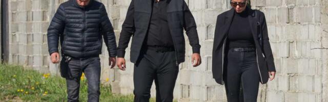 "DA ISPRATIM SVOG BATU LEPO" Darko Lazić jeca na ulazu u kuću u Brestaču, mama Branka jedva stoji od bola: Danas sahrana Dragana Lazića (FOTO/VIDEO)