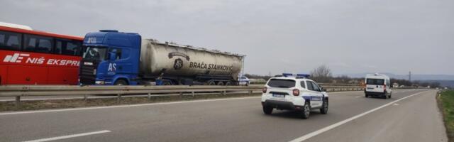 Ima povređenih: Stravična nesreća na auto-putu Beograd - Niš, sudar autobusa i kamiona (FOTO/VIDEO)
