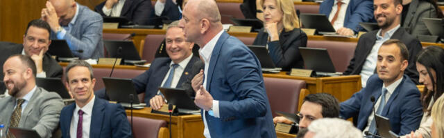 Кнежевић: Мило Ђукановић је под тробојком долазио на власт