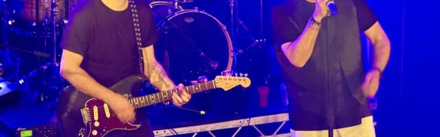 Crvena jabuka zapalila London bezvremenskim hitovima! Publika nije puštala bend sa scene