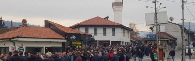 Više desetina hiljada ljudi u centru Novog Pazara došlo da isprati Muamera Zukorlića na večni počinak!