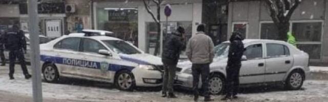 ZAKUCAO SE U POLICIJSKI AUTO! Smederevac nije uspeo da se zaustavi po snegu