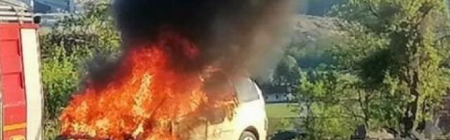 BUKTINJA NA PUTU KOD OPOVA! Zapalio se automobil u pokretu (VIDEO)