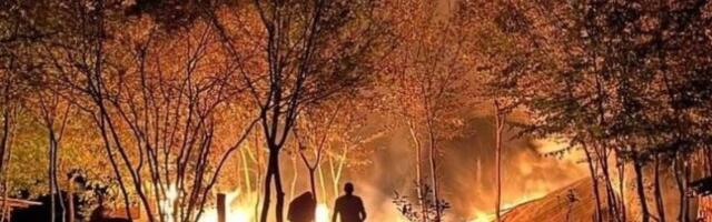 Veliki požar u Kniću! Vatrena stihija progutala dve vikendice (FOTO)