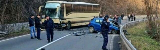 Hitna pomoć prevozi povređenu decu u kraljevačku bolnicu! Autobus sa đacima sa Kosmeta se sudario sa automobilom! (FOTO)