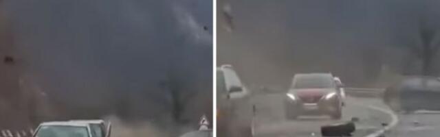 JEZIV SNIMAK NESREĆE U TUČKOVU! Sumnjivo ponašanje vozača "Golfa" pa zakucavanje u kombi! (VIDEO)