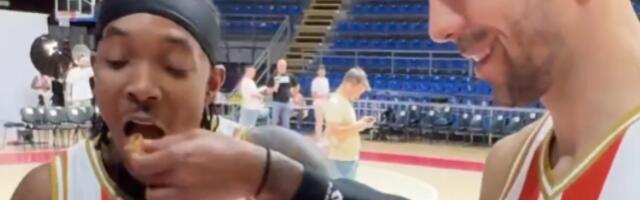 SRBI U ZVEZDI DAVALI BUREK STRANCIMA, ONI POČELI DA SE OTIMAJU: Evo reakcije inostranih košarkaša na srpsku hranu!