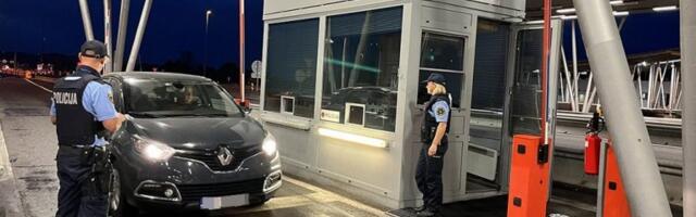 NAJFINIJE ZLATO I SREBRO MEĐU GARDEROBOM! Carinici zaustavili sumnjivi automobil, pa se ŠOKIRALI! (FOTO)