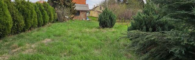 FOTO: Nekretnina koja privlači pažnju – dve kuće, velika parcela i odlična lokacija